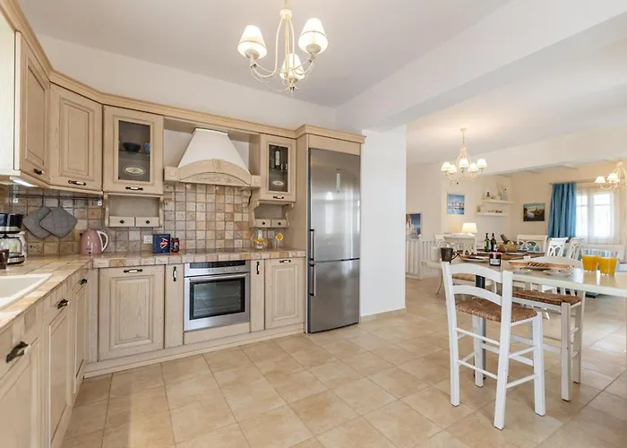 Alba Spacious By The Sea Villa *